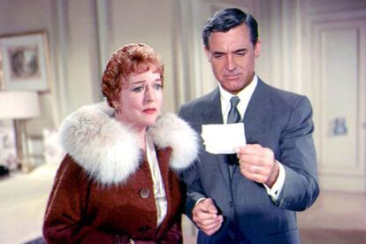 En la clasificación de castings locos, Con la muerte en los talones gana una merecida medalla. En el clásico de Hitchcock, Cary Grant se lleva 20 años con su interés romántico en la película (Eva Marie Saint) y su madre ficticia, Jessie Royce Landis, solo es siete años mayor que él.