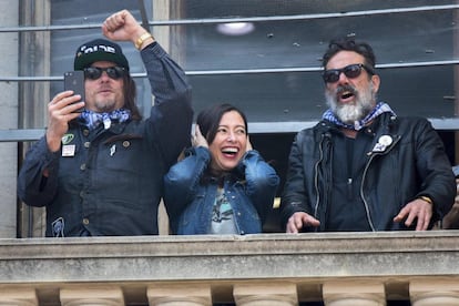 Los actores de la serie Norman Reedus (izquierda) y Jeffrey Dean Morgan, con la motera española Alicia Sornosa, en el balcón municipal.