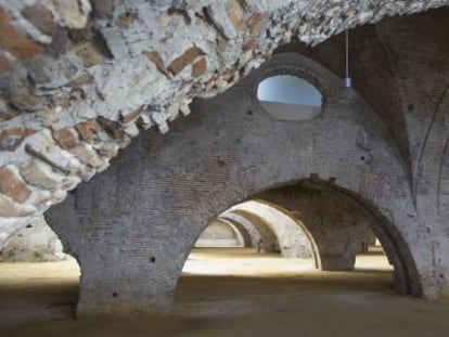 Arcadas en el interior de las Atarazanas, en Sevilla.