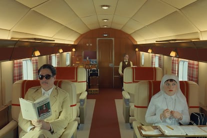 Eine Aufnahme des Privatflugzeugs des Protagonisten von Wes Andersons „The Phönizische Verschwörung“. Vorne Benicio del Toro und Mia Threapleton. Im Hintergrund Michael Cera.