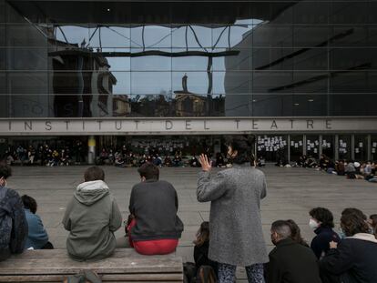 Asamblea de los estudiantes del Institut del Teatre de Barcelona sobre los presuntos abusos sexuales del profesor Joan Ollé.