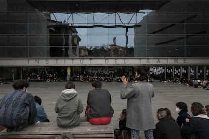 Asamblea de los estudiantes del Institut del Teatre de Barcelona sobre los presuntos abusos sexuales del profesor Joan Ollé.