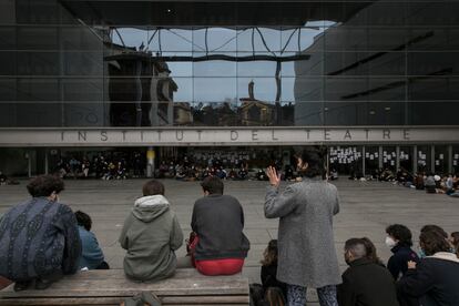 Asamblea de los estudiantes del Institut del Teatre de Barcelona sobre los presuntos abusos sexuales del profesor Joan Ollé.