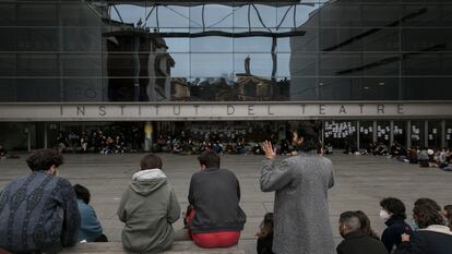 Asamblea de estudiantes del Institut del Teatre de Barcelona el viernes 26 de febrero para debatir sobre los presuntos abusos por parte de profesores del centro.