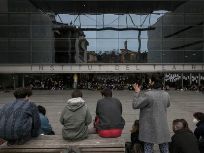 Asamblea de los estudiantes del Institut del Teatre de Barcelona sobre los presuntos abusos sexuales.