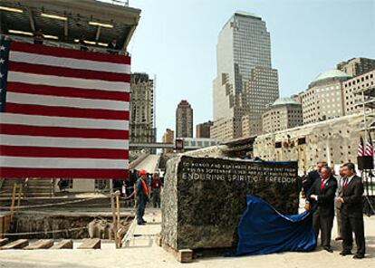 El alcalde de Nueva York, Michael Bloomberg, descubre la primera piedra de la Torre de la Libertad.