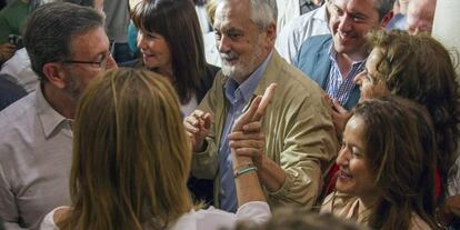 Gri&ntilde;&aacute;n saluda a Susana D&iacute;az, el pasado domingo.