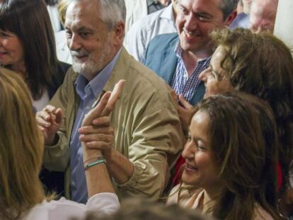 Gri&ntilde;&aacute;n saluda a Susana D&iacute;az, el pasado domingo.