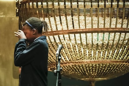 Maguette Fall Diop, la niña que cantaba el número de la primera de la tabla, se emociona al equiviocarse una de la veces, durante el sorteo extraordinario de la Loteria de Navidad, celebrado hoy en el Teatro Real de Madrid.