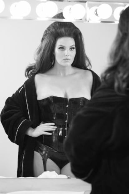 La modelo Candice Huffine, en una imagen de 'backstage' del calendario Pirelli 2015 fotografiado por Steven Meisel.