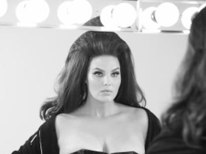 La modelo Candice Huffine, en una imagen de 'backstage' del calendario Pirelli 2015 fotografiado por Steven Meisel.