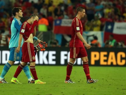  Casillas, Iniesta y Sergio Ramos tras finalizar el partido con Chile. 