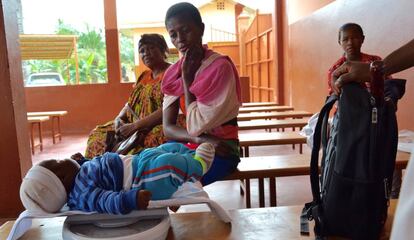 Un niño es pesado para comprobar su evolución en el dispensario de Obot (Camerún).