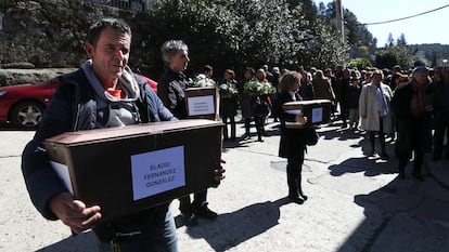 Familiares de fusilados del franquismo portan los restos recuperados de una fosa común hasta el cementerio de Cuevas del Valle (Ávila) en marzo de 2023.