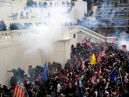 Agentes da polícia jogam gases lacrimogêneos para dispersar os seguidores de Trump durante a invasão do Capitólio.