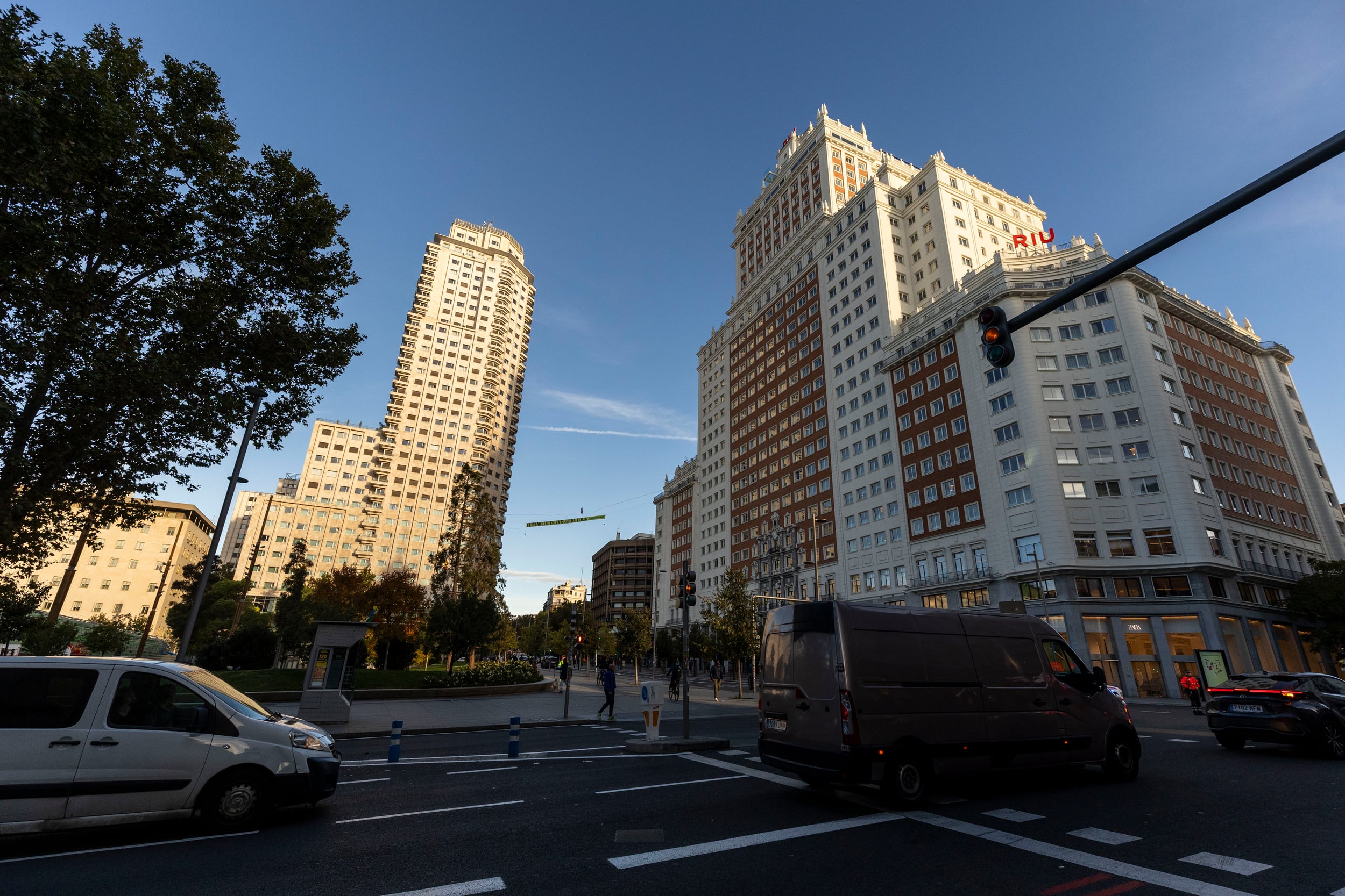 Una funambulista camina en el cielo de Madrid para denunciar que el planeta está “en la cuerda floja” en el inicio de la COP30