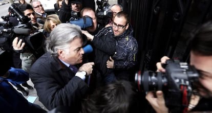 Luis Bárcenas llegando hoy a su domicilio