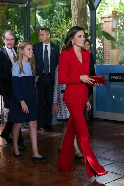 La reina Letizia, seguida de su hija, la infanta Sofía, a su llegada al Palacio de Congresos de Cataluña.