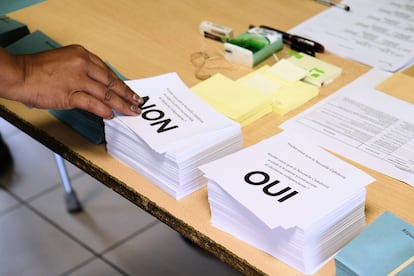 Una persona elige una papeleta para el referéndum sobre su independencia de Francia celebrado este domingo en Nueva Caledonia, un archipiélago del Pacífico Sur.