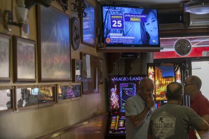 Una pantalla de televisión retransmite la búsqueda de Blanca Fernández Ochoa en un bar de Cercedilla, este martes.