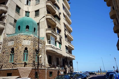 El templo de Al-Shatbi, empotrado en un edificio residencial, homenajea a un imán del siglo XII procedente de la ciudad valenciana de Játiva.