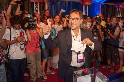 El candidato Agustí Benedito posa sonriente antes de votar en el Camp Nou.