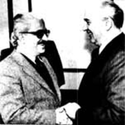 El presidente soviético, Mijaíl Gorbachov, y el ministro de Exteriores iraquí, Tarek Aziz, se saludan antes de la reunión
