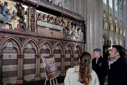 El presidente Macron mira uno de los retablos restaurados de la catedral de Notre Dame. 