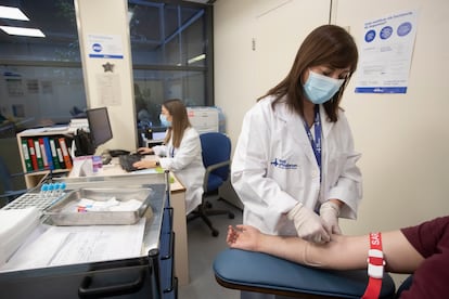 Una doctora y una enfermera de la Unidad de Hemofilia del Hospital Vall d'Hebron de Barcelona, en agosto pasado.