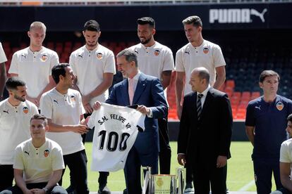 El Rey bromea con el capitán del Valencia CF, Dani Parejo, en el estadio de Mestalla.