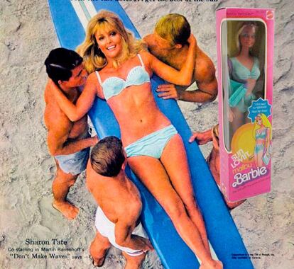 A la izquierda, Sharon Tate en un anuncio de Coppertone a propósito de su personaje Malibú en ‘No hagan olas’. A la derecha, arriba y sobre la imagen, una Barbie Malibú de 1978.