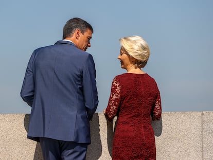 El presidente del Gobierno, Pedro Sánchez, conversaba este lunes en Madrid con la presidenta de la Comisión Europea, Ursula von der Leyen, a su llegada al Museo de las Colecciones Reales.