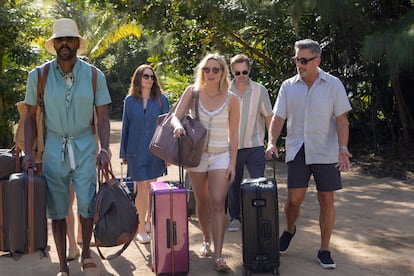 Desde la izquierda, Colman Domingo, Tina Fey, Erika Henningsen, Will Forte y Steve Carell, en el tercer capítulo de 'Las cuatro estaciones'.