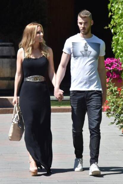 Edurne y David de Gea paseando juntos por Madrid.