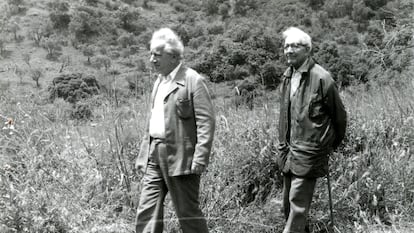 Joan Coromines, a l'esquerra, i Joan Sales, a la dreta, el 1982.