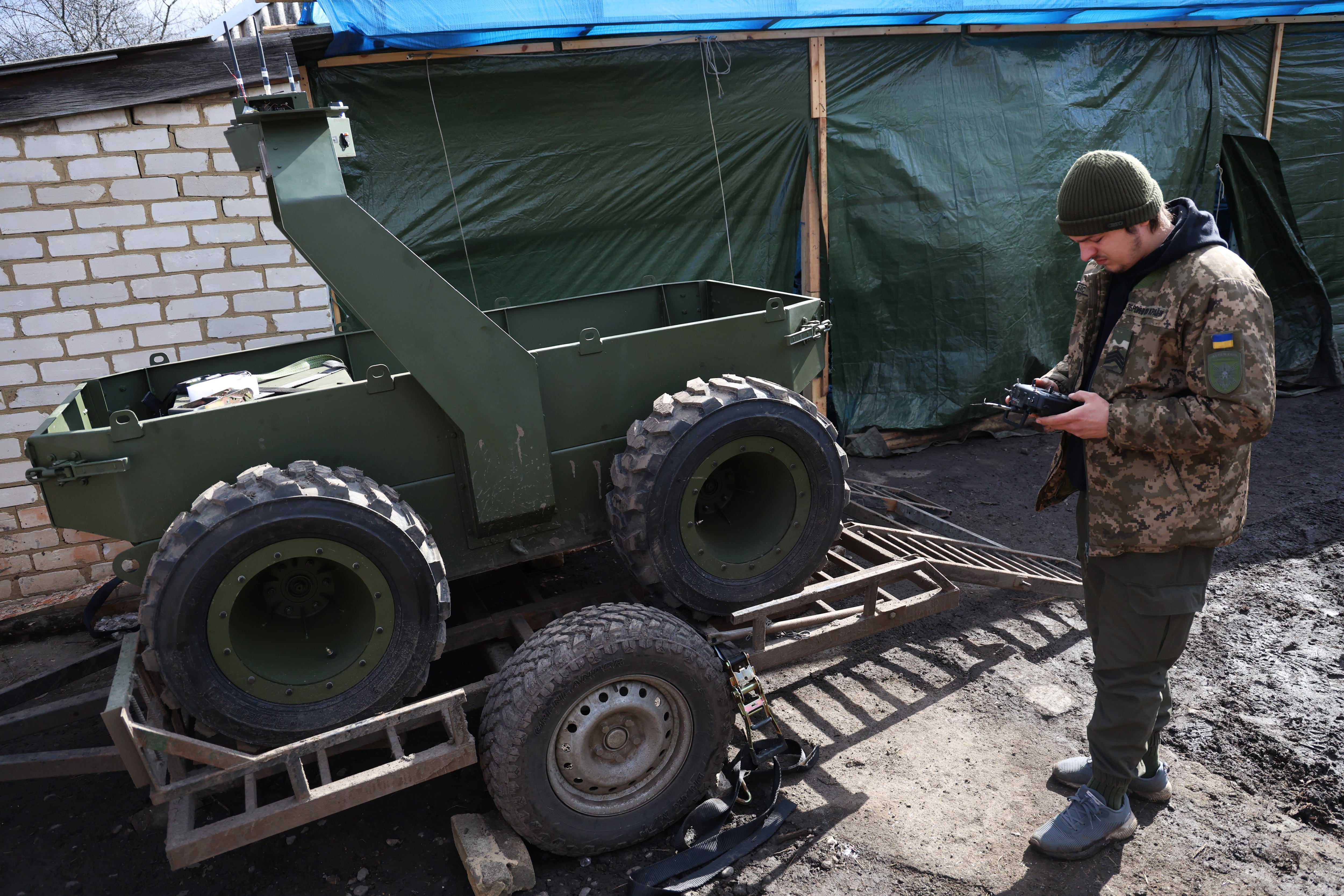 Militares ucranios trabajan en un taller especializado en drones terrestres en la región oriental de Donetsk.