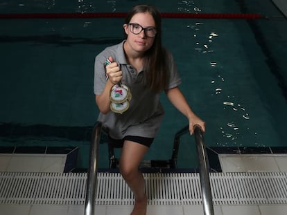 Camino Martínez de la Riva sujeta alguna de sus medallas en la piscina de la Universidad Francisco de Vitoria donde entrena.