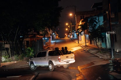A group of soldiers and police officers patrol the Flor de Bastión neighborhood, in the north of the city of Guayaquil, to ensure compliance with the curfew.