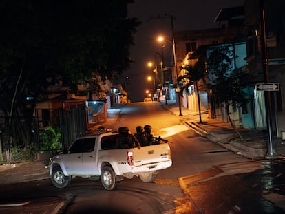 Un grupo de soldados y policías recorre el barrio Flor de Bastión, en el norte de Guayaquil, para asegurarse el cumplimiento del toque de queda.