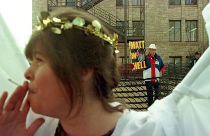 En mayo de 1999 finalizó el juicio por el asesinato de Matt Shepard. En esta imagen, Fred Phelps aparece a las afueras del juzgado con una pancarta que reza "Matt in hell". El lugar del dicho 'rot in hell' ('púdrete en el infierno'), el patriarca de los Phelps utiliza un juego de palabras que se podría traducir como: "Matt se pudre en el infierno".