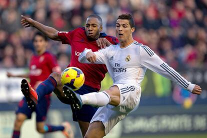 Ronaldo pelea un balón con Loties.