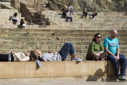 Turistas en el teatro Romano de Málaga.