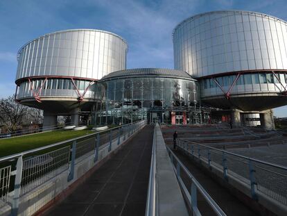 (FILES) In this file photo taken on January 24, 2018 the European Court of Human Rights (ECHR), designed by British architect Richard Rogers, is pictured in Strasbourg, eastern France. - British architect Richard Rogers, known for designing some of the world's most famous buildings including Paris' Pompidou Centre, has died aged 88, according to media reports. Rogers, who changed the London skyline with distinctive creations such as the Millennium Dome and the 'Cheesegrater', "passed away quietly" on December 18, 2021, Freud communications agency's Matthew Freud told the Press Association. (Photo by FREDERICK FLORIN / AFP)