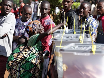 Una mujer deposita su voto en Ngozi (Burundi), este miércoles.