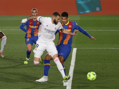 El delantero del Real Madrid Karim Benzema remata para conseguir el primer gol del equipo ante el FC Barcelona, durante el Clásico de La Liga del pasado mes de Abril en el estadio Alfredo di Stéfano.