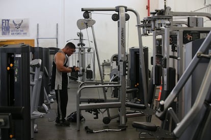 Un marine en el gimnasio de la base de Morón, donde pasan la mayor parte del tiempo cuando no están de misión.