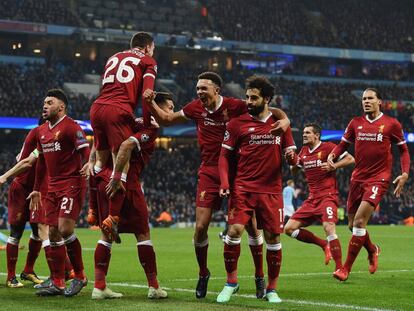 Salah celebra con sus compañeros el primer gol del Liverpool.