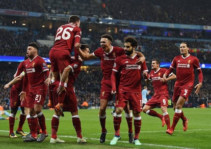 Salah celebra con sus compañeros el primer gol del Liverpool.