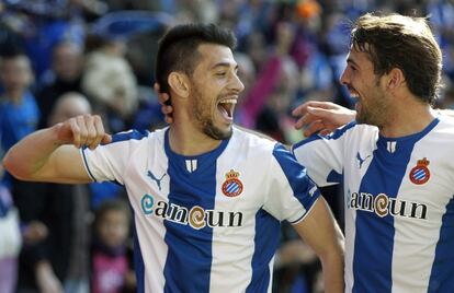 Pizzi celebra su gol con Víctor Sánchez.
