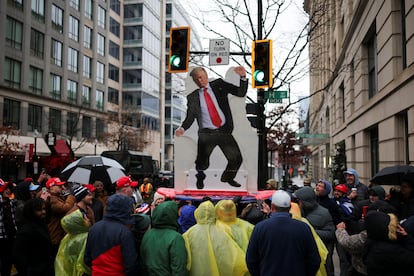 Seguidores de Donald Trump se concentran para acceder al mitin en el Capital One Arena, este domingo. 